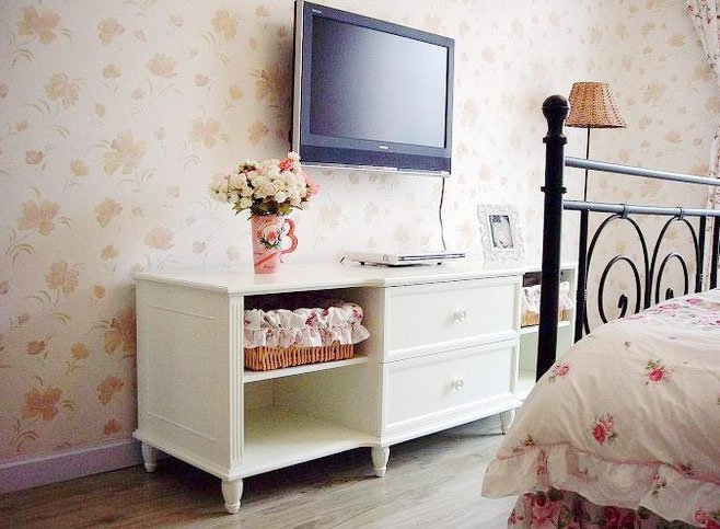 15平米田园风格淡粉色花瓣图案卧室电视背景墙装修效果图